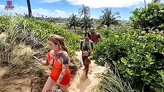 Aventura na Praia de Nudismo Acaba Todo Mundo Transando na Orgia &vert; Joao O Safado - Lunna Geek - Brinquedo Ator 2 - Pitbull Porn &lpar; PARTE 1 &rpar;
